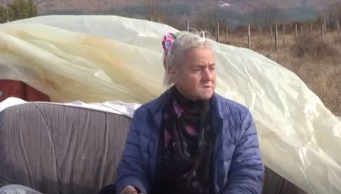 Родопчанката, която живее сама на баира, сред чакалите, не иска пари, а... ВИДЕО 