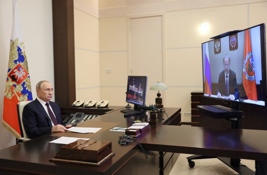 Нови белези по дясната ръка на Путин засилиха съмненията за тежката битка с рака 