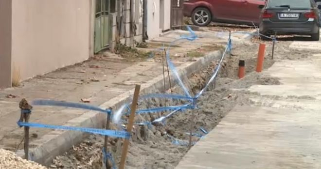Варненец падна в изкоп за тръба, борят се за живота му
