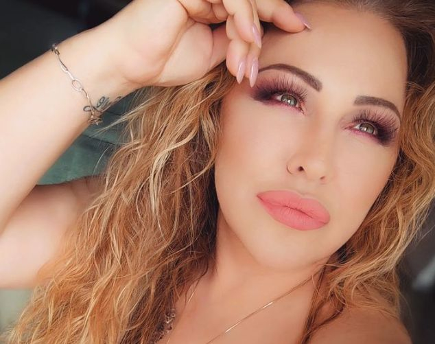 Фолкаджийката Рени се пусна по дантелени прашки СНИМКА 18+