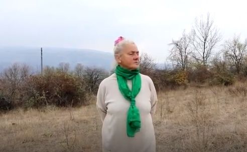 Потрес! Мъж пропълзя посред нощ при бездомната родопчанка Руска и посегна на...