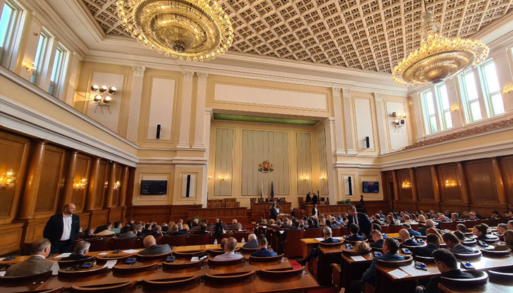 Жега в парламента, подлагат на кръстосан разпит двама министри