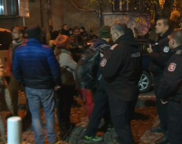 Опасна ситуация пред БНТ по тъмна доба! Гъмжи от полицаи и протестъри, които... СНИМКИ