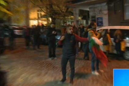 Опасна ситуация пред БНТ по тъмна доба! Гъмжи от полицаи и протестъри, които... СНИМКИ