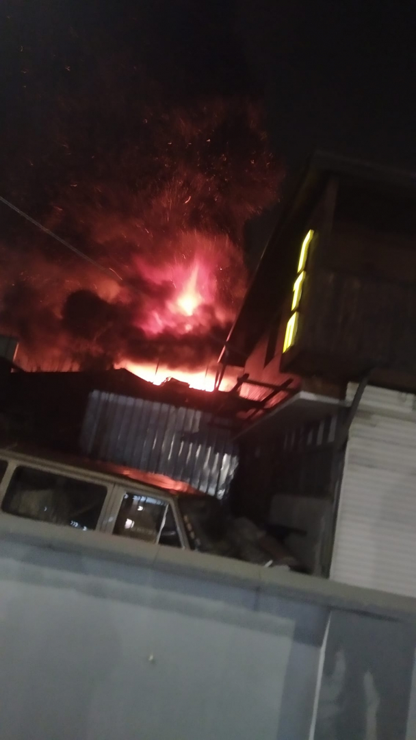 Огромен пожар в столичен квартал, нещо изгърмя ВИДЕО 