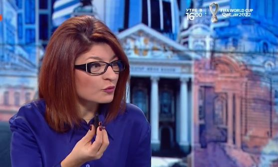 Деси Атанасова показа пред всички „вълшебната флашка“ и удари в земята среднощните протестъри от ПП и ДБ