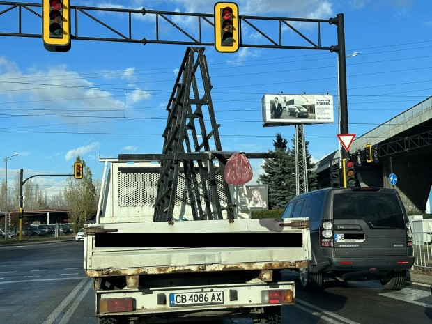 Какво нарушение прави този шофьор?! СНИМКА