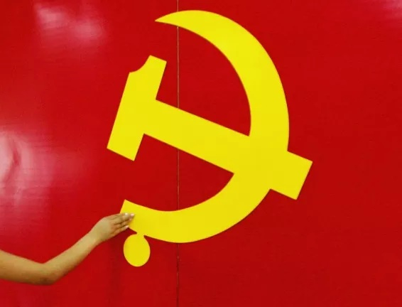Носталгия: Варненец плесна сърп и чук на колата си, направиха го на пух и прах 