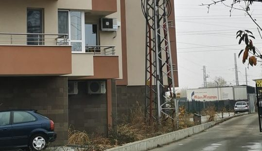Пловдивчани се видяха в чудо заради това архитектурно извращение СНИМКА