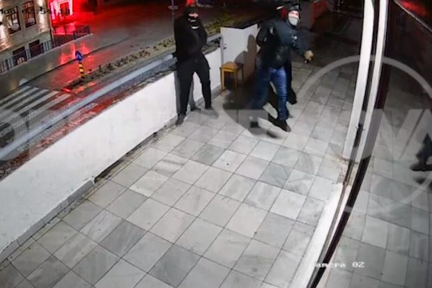 Ето как трима маскирани трошат с камъни българския клуб в Охрид ВИДЕО
