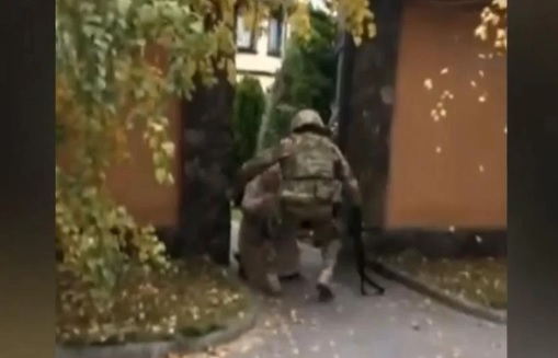ВИДЕО от войната: Бабата на украински боец го посреща на колене в Херсон 