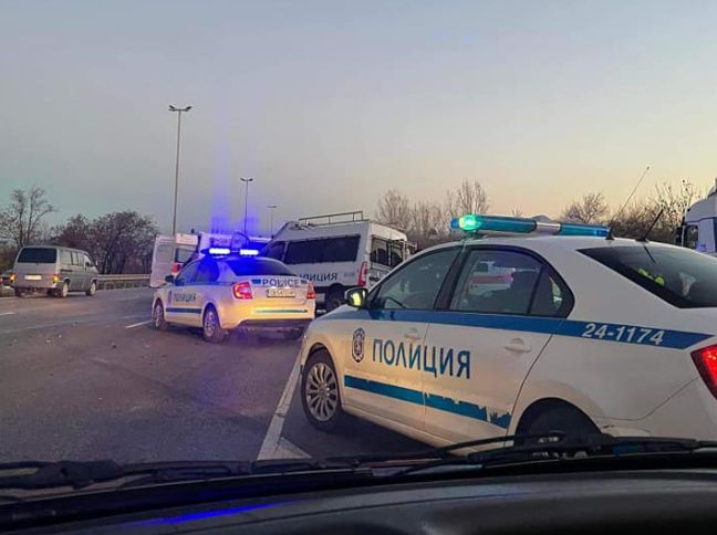 Стана ясно какъв бандит е карал буса с мигранти, който се вряза в полицаи    