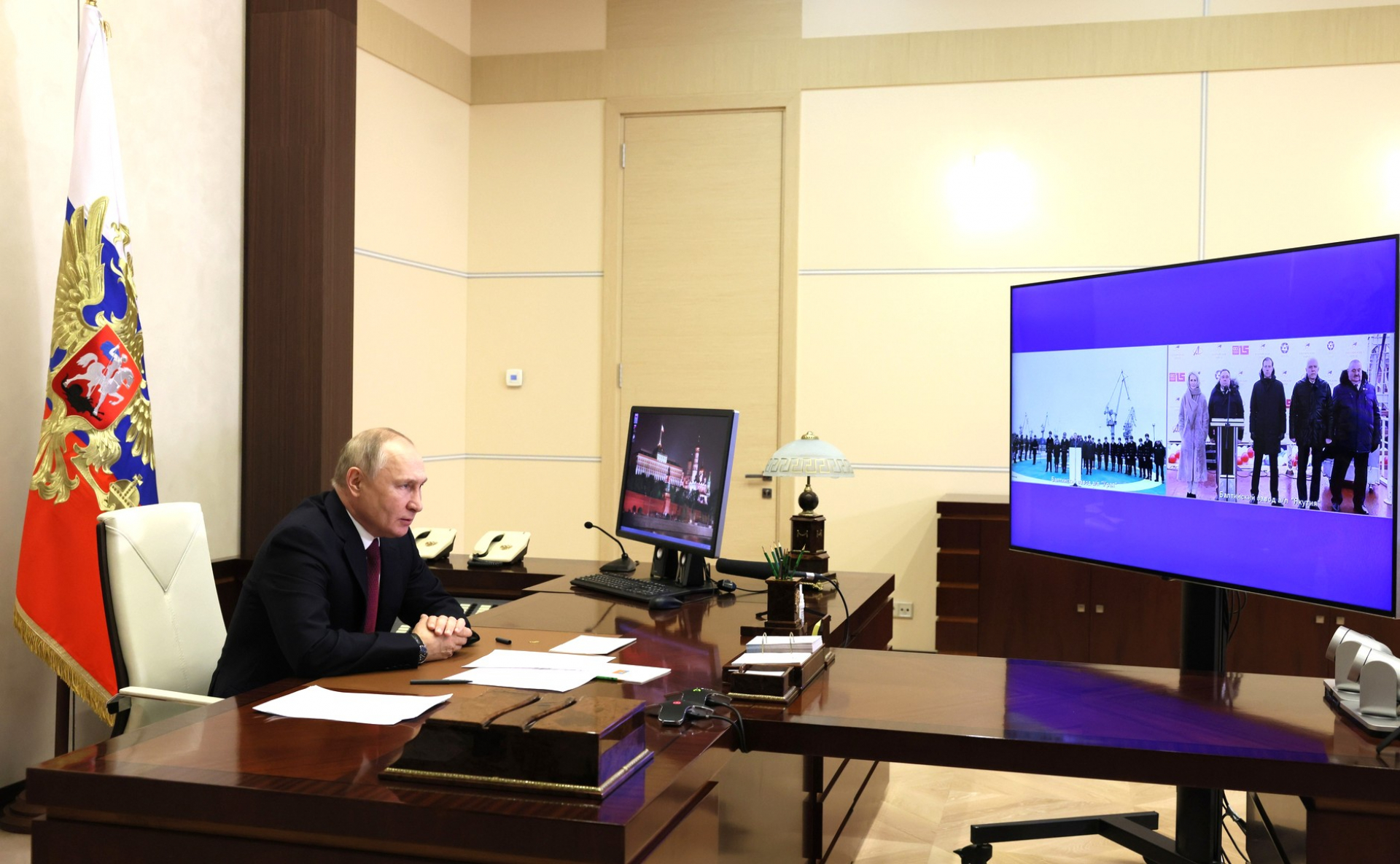 Русия пусна на вода гитантския атомен ледоразбивач "Якутия" пред погледа на Путин ВИДЕО