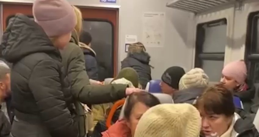 Нападнаха възрастна жена в Киев заради думите ѝ, че "Русия ще ни защити" ВИДЕО