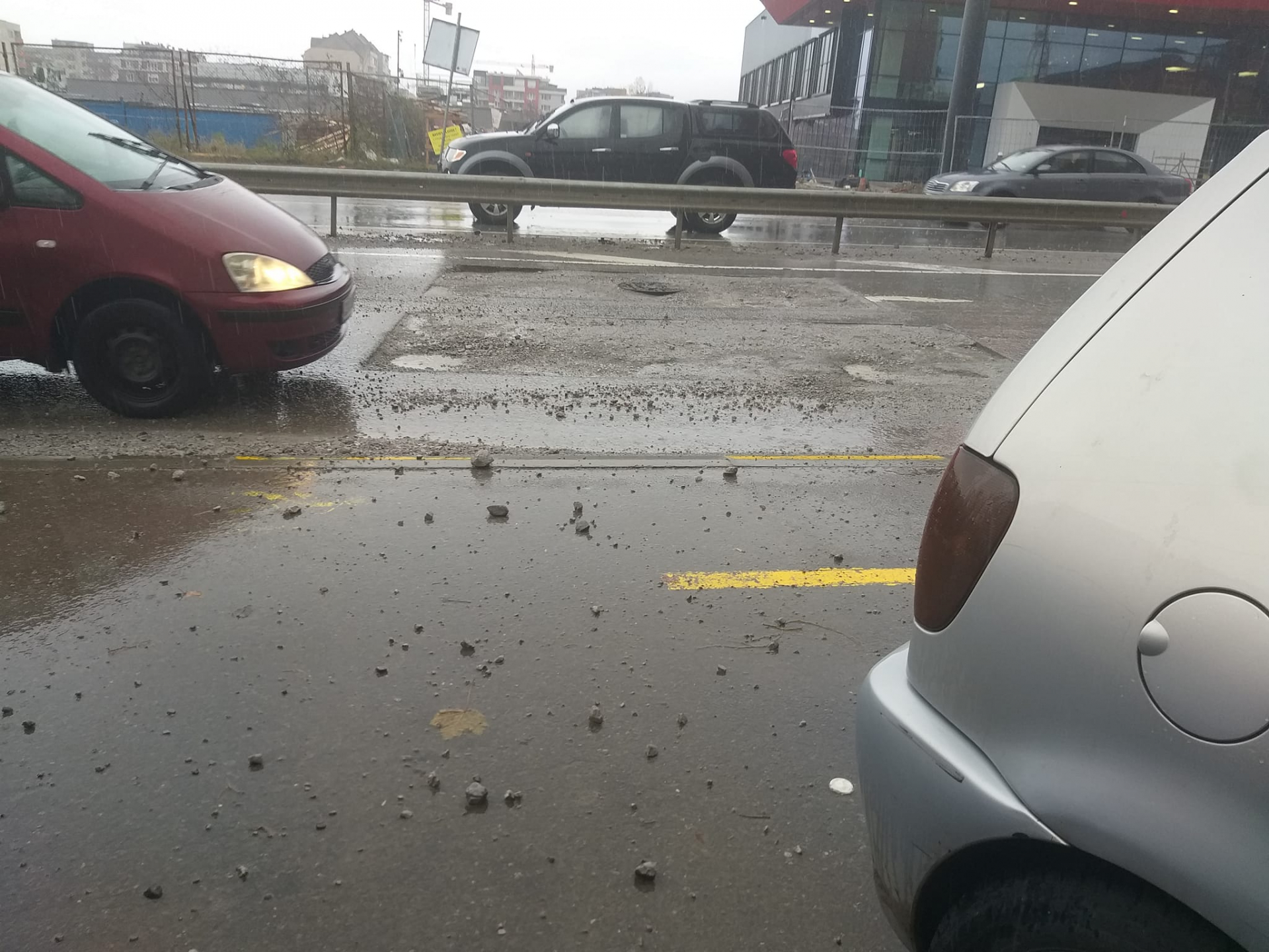 Много опасна ситуация на натоварен булевард в София СНИМКИ