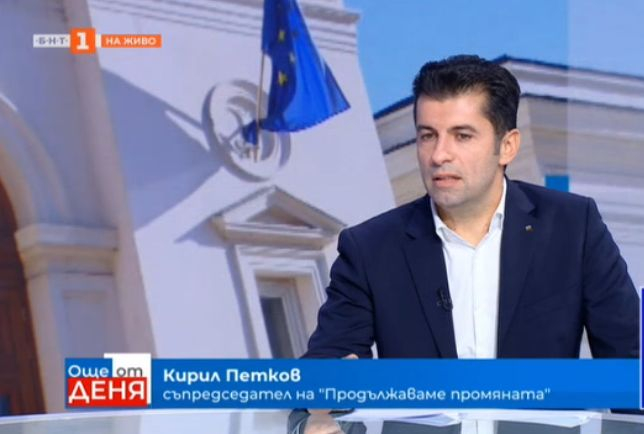 Петков и Василев обикалят студиата като цветарки 