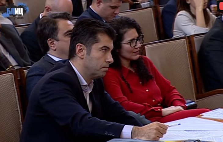 Напрежението ескалира: Нинова огласи най-срамната оферта от ПП за хартиената бюлетина и посече Петков и Василев - аматьори! БЛИЦ TV