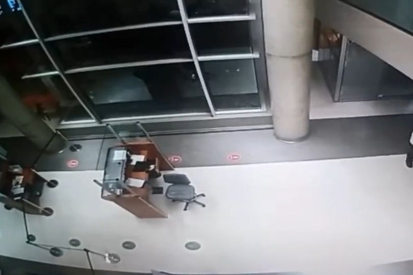 Смразяващо ВИДЕО: Пациент призрак мина през вратите на болница ден след смъртта си
