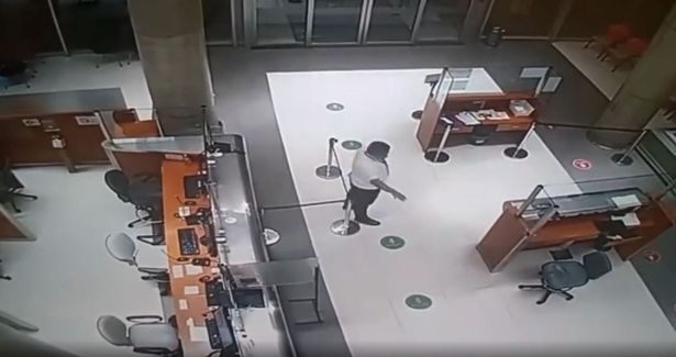Смразяващо ВИДЕО: Пациент призрак мина през вратите на болница ден след смъртта си