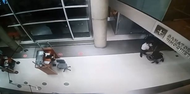 Смразяващо ВИДЕО: Пациент призрак мина през вратите на болница ден след смъртта си
