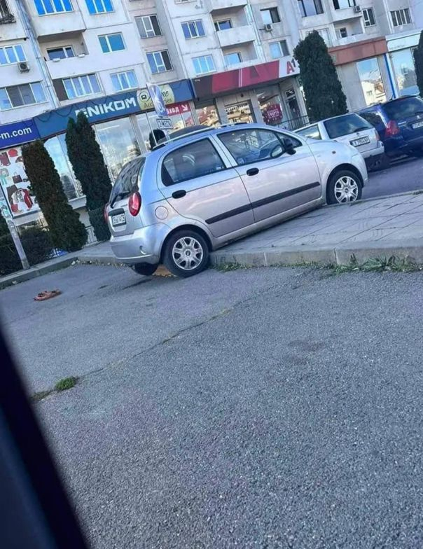 За такова паркиране се иска майсторлък СНИМКА 