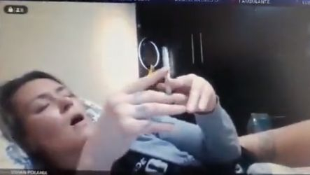 Съдийка лъсна полугола и с цигара в леглото по време на дело ВИДЕО 18+