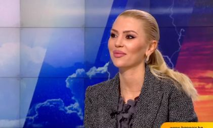 Красива синоптичка направи смразяваща прогноза за още сняг и... ВИДЕО