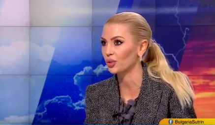 Красива синоптичка направи смразяваща прогноза за още сняг и... ВИДЕО
