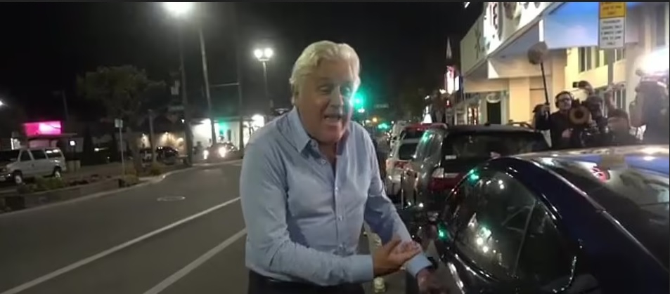 Един от най-известните тв водещи се заби в патрулка ВИДЕО