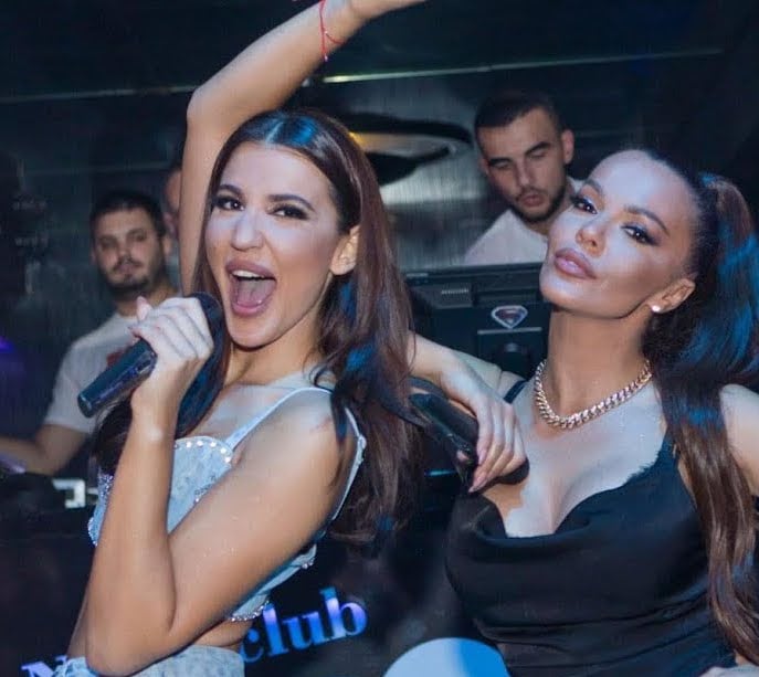 Племенницата на Галена лъсна в порно като леля си! Заснеха я да прави свирки в кенефа ВИДЕО 18+