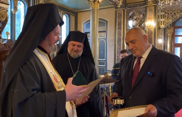 Борисов получи благословия в Истанбул, дариха го с частица от Светия кръст ВИДЕО
