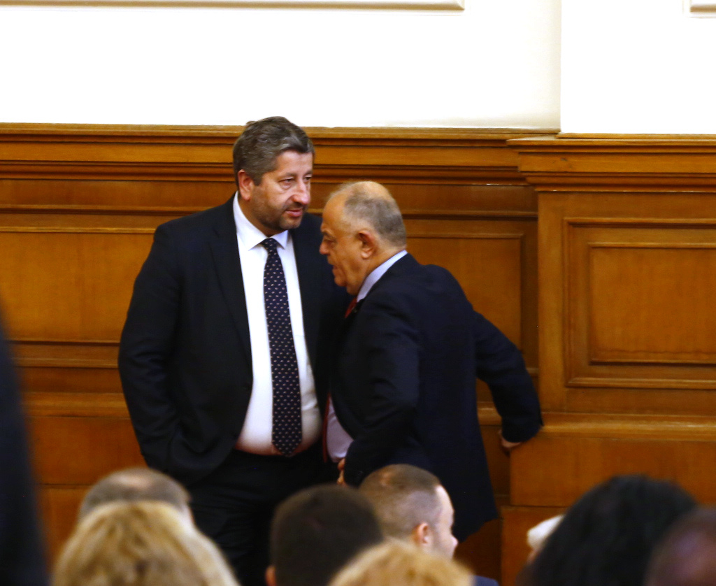 ДБ с извънреден ход заради Христо Грозев 