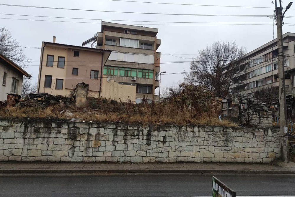 В основите на тая къща в Кърджали са закопани 5 делви със злато - продава се!