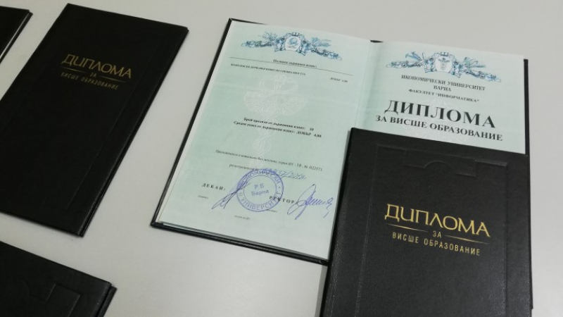 Официално: Дипломите за висше образование вече ще са без...