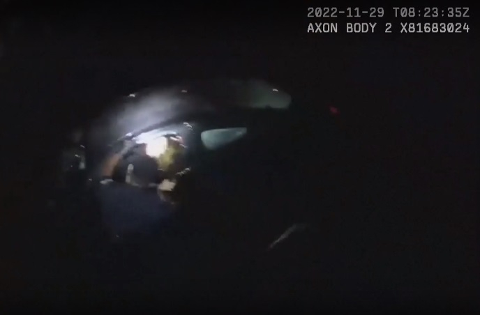 Драматично ВИДЕО показва спасяване на жена от потъваща кола