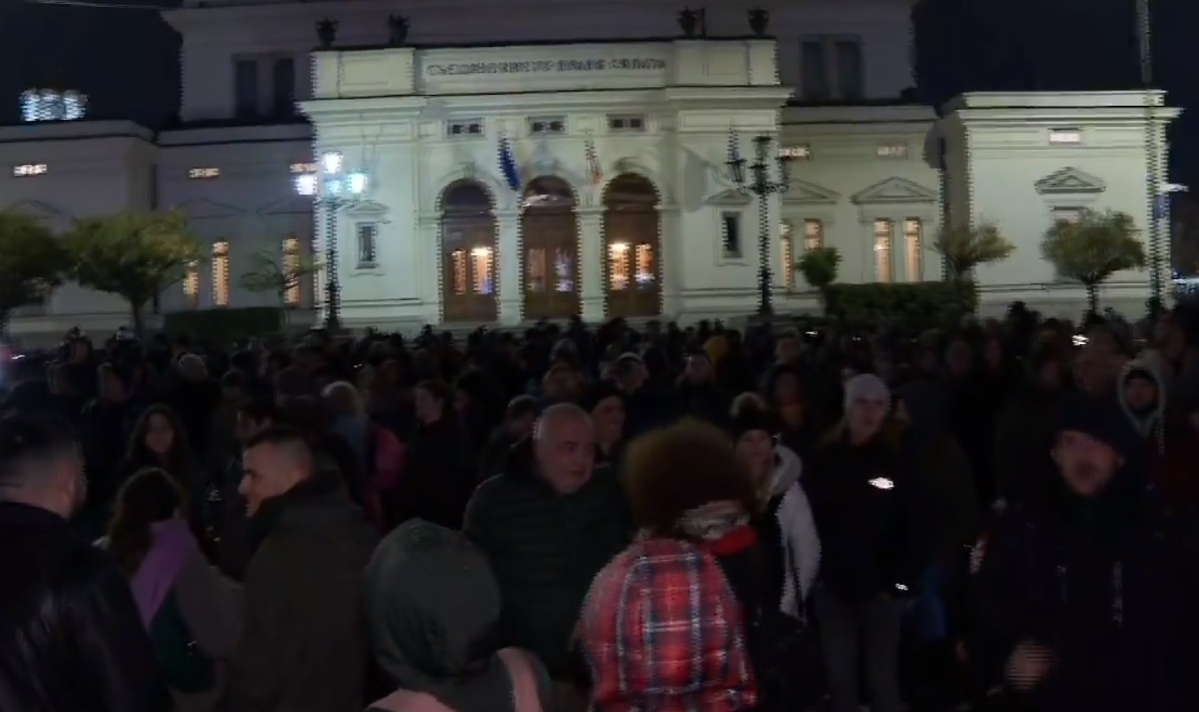 Слаб протест срещу хартиената бюлетина на ПП и ДБ само ядоса шофьорите в София