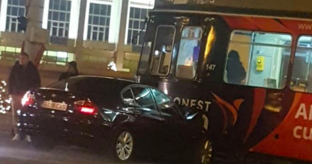 Извънредно в БЛИЦ: Бясна каскада на BMW с трамвай в София, има много пострадали СНИМКИ