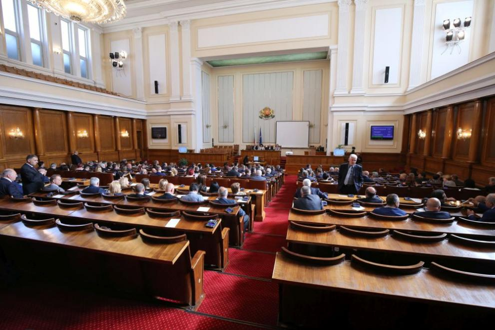 Тежка нощ в парламента, ето какви ги вършиха депутатите до първи петли, освен че пяха химна на крака 