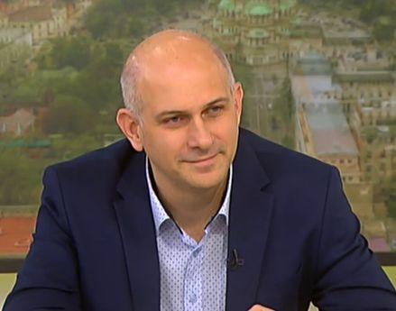 Шефът на Народния театър скастри Минеков, за кадруването и заговори какви среднощни СМС-и разменя с Морфов