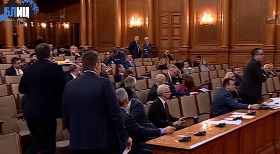 Депутатите на косъм от бой, Вежди Рашидов ги усмирява със... БЛИЦ TV
