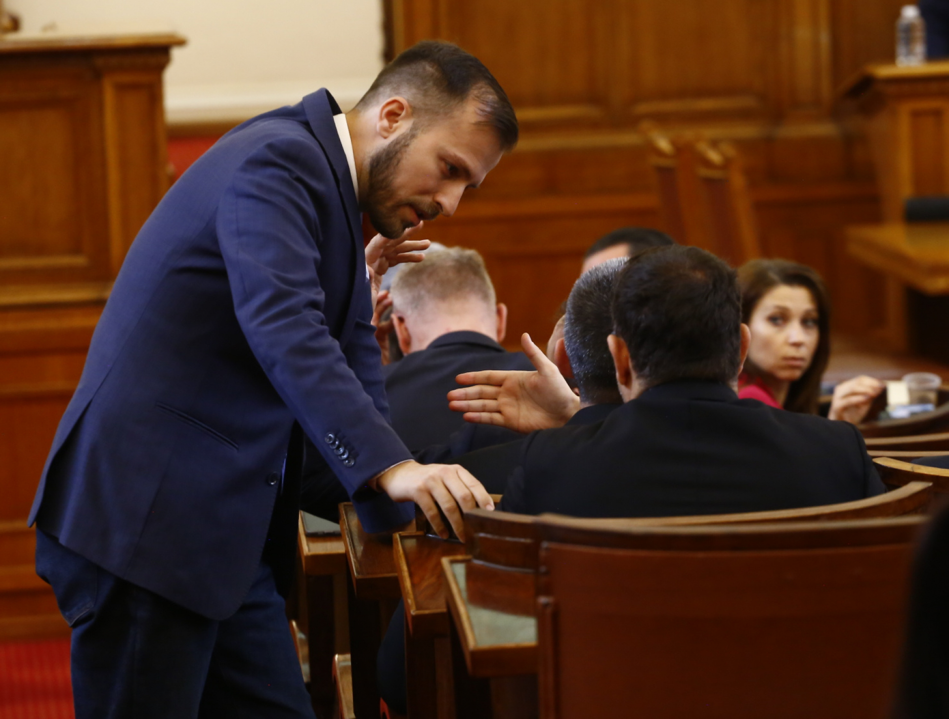 Депутатите на косъм от бой, Вежди Рашидов ги усмирява със... БЛИЦ TV