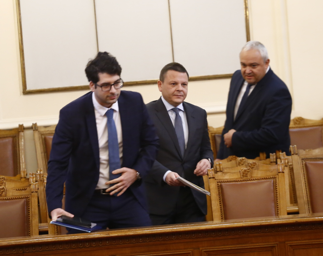 Депутатите на косъм от бой, Вежди Рашидов ги усмирява със... БЛИЦ TV