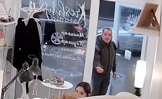 Непознат нахлу в салона на варненка, а тя откачи от страх, защото... ВИДЕО