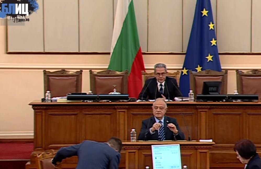 Ген. Атанасов си включи телефона на трибуната в НС, Цонев го насмете и му напомни за едни служби БЛИЦ TV