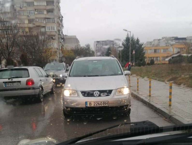Безобразие във Варна! Ето какво накараха да направи бременна на пътя