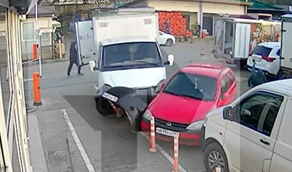 Зрелищни ВИДЕА: Жена обърка педалите и се вряза в магазин