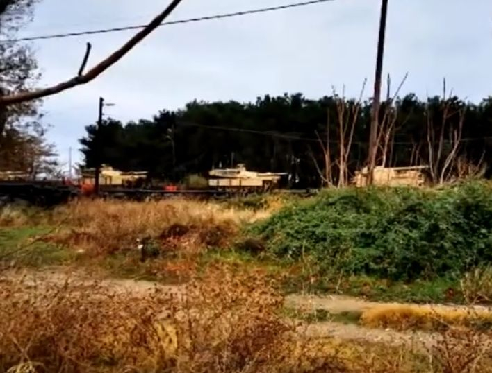 Влак с военна техника за Украйна дерайлира в Гърция до България, американци заклещени във вагон, комунисти на релсите ВИДЕО