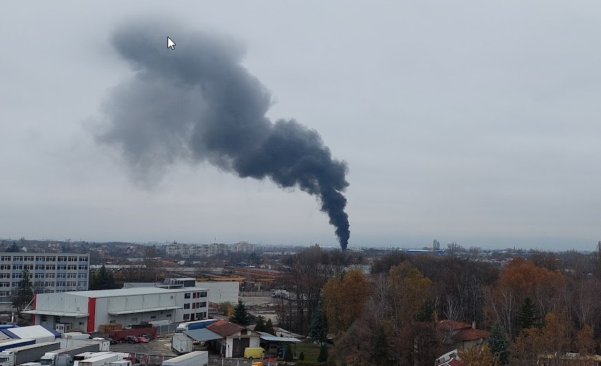 Извънредно в БЛИЦ! Вой на сирени и гъст дим в небето стреснаха софиянци СНИМКИ 