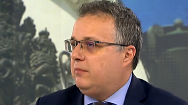 Стоян Михалев от ДБ шокира с маникюр в парламента СНИМКИ 
