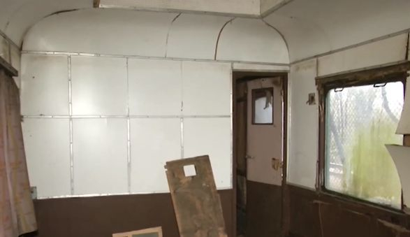 Страшни СНИМКИ: Ето как изглеждат вагони от "Царските влакове" днес ВИДЕО